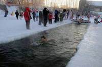 Тюменские «моржи» умудрились проплыть в ледяной воде более 100 километров